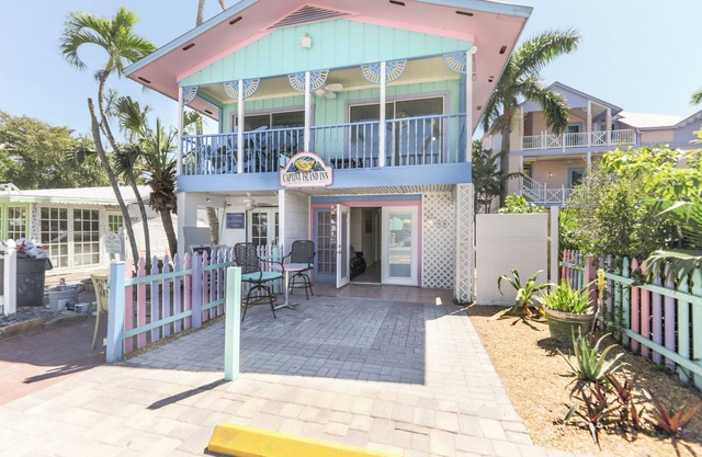 2-bedroom cottage located in Captiva village, short walk to beach!