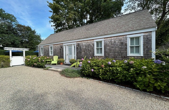 2-bedroom cottage plus bunkhouse in Historic Falmouth Center