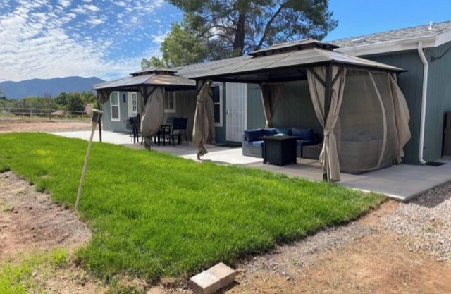 2-bedroom country home in Cottonwood with beautiful mountain views, night sky
