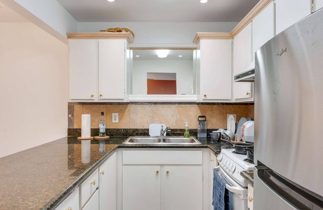 2 bedroom cozy unit with balcony near Bart