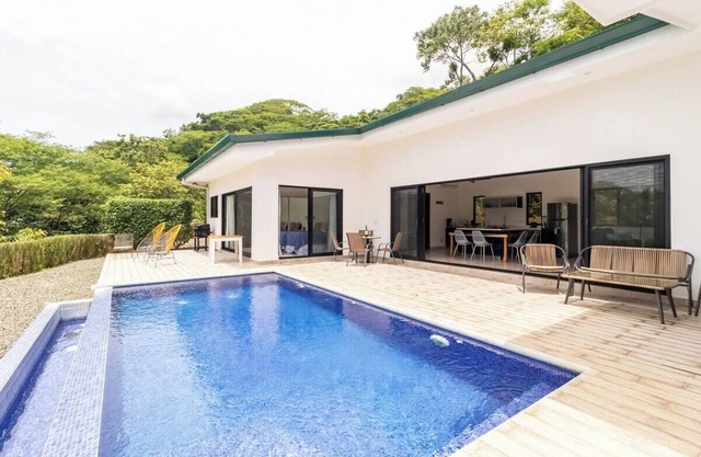 2-bedroom house with infinity pool and jungle views in Tamarindo with WiFi, AC