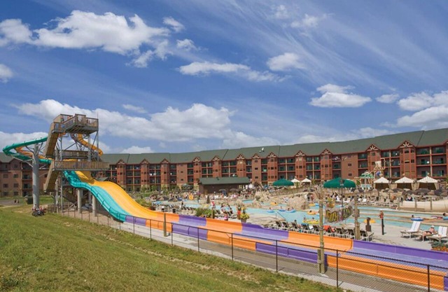 2 Bedroom Deluxe Condo w/Kitchen, Sleeps 8, Waterpark, Glacier Canyon Resort!