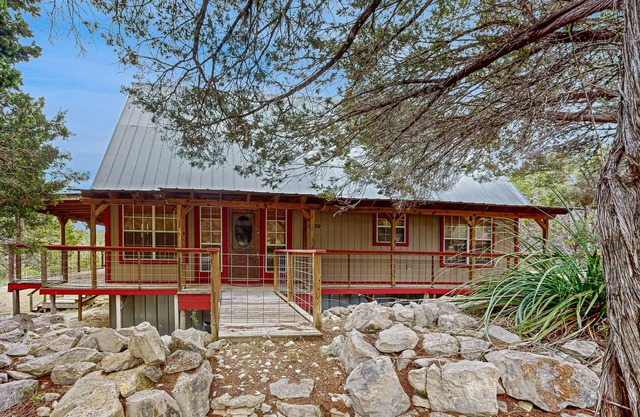 2-bedroom dog-friendly home with loft and spacious porch