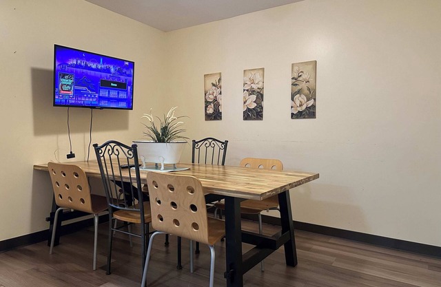 2 Bedroom Downtown Apt | Walkable | Safe | Clean