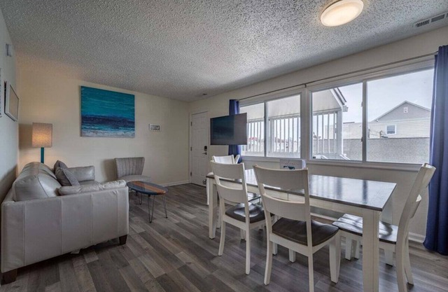 2 Bedroom-Downtown-Near Boardwalk-Laundry-TVs-WiFi