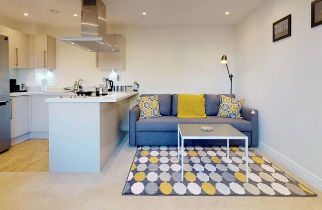 2 bedroom entire flat and free parking