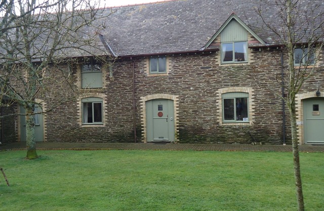 2 Bedroom (Family and Dog Friendly) Victorian Grade ll stable conversion