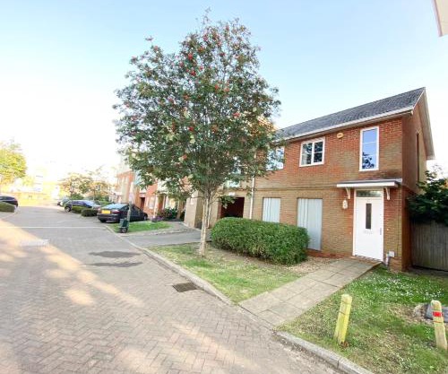 2 Bedroom Flat near Redhill train station, easy access to Gatwick & London