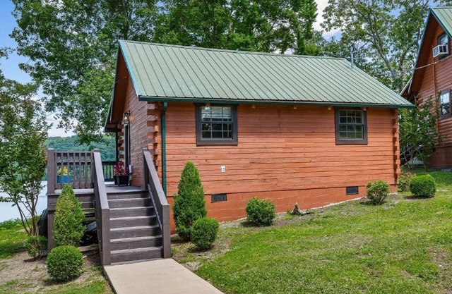 2 Bedroom Fox Den Cabin 12 - 2 bedrooms, Sleep sofa and a kitchenette
