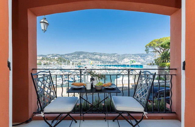 2 bedroom apartment with both balcony and private terrace