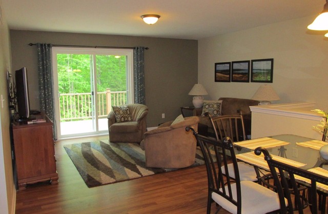 2 Bedroom, Full Kitchen, Dining Room, Living Room, Large Deck, Jacuzzi -Sleeps 8