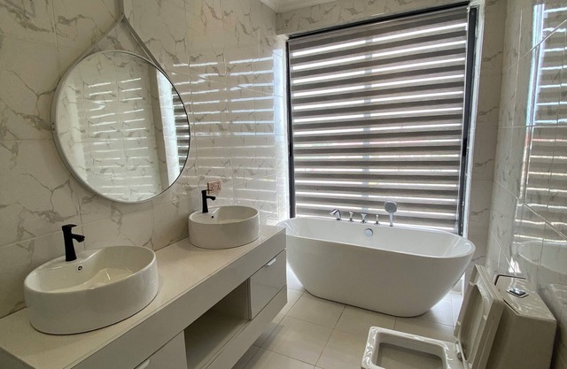 2 bedroom penthouse with swimming pool. 20 mins from Accras best beaches!