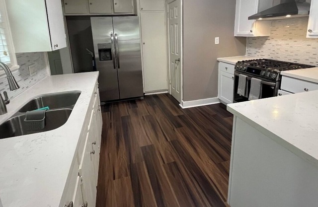 2 bedroom house 7 minutes away from kemah boardwalk and close to Galveston bay.