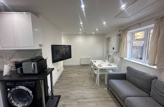2 Bedroom house,BrownhillRd SE6