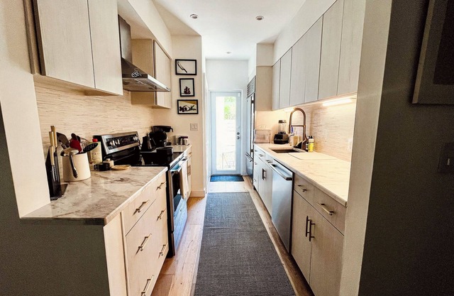 2-bedroom house in beautiful El Portal with huge backyard