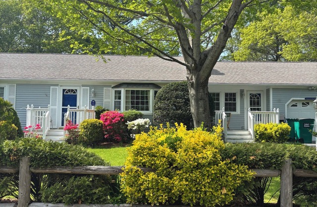 2-bedroom house in charming Barnstable with AC, WiFi.