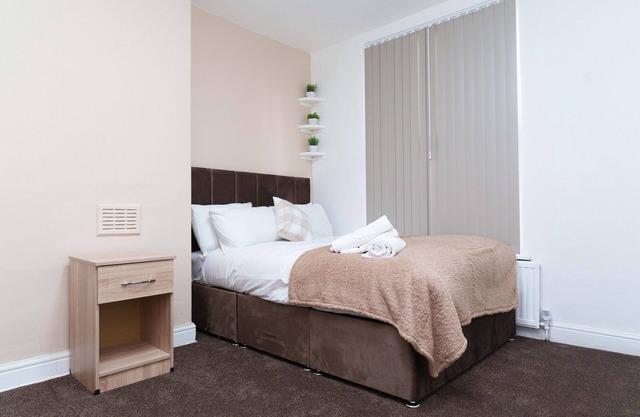 2 Bedroom House near Leeds with Smart TV & Netflix