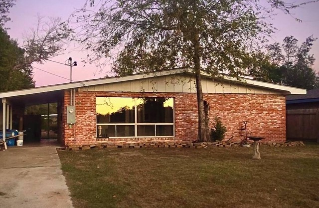2-bedroom house with WiFi, AC, heat, office. Central Lake Charles.