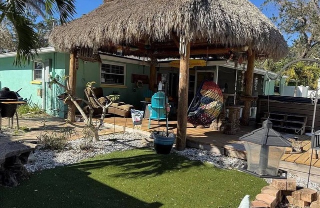 2-bedroom house with a beautiful Tiki Hut Hot Tub in the Shark Tooth Capital USA