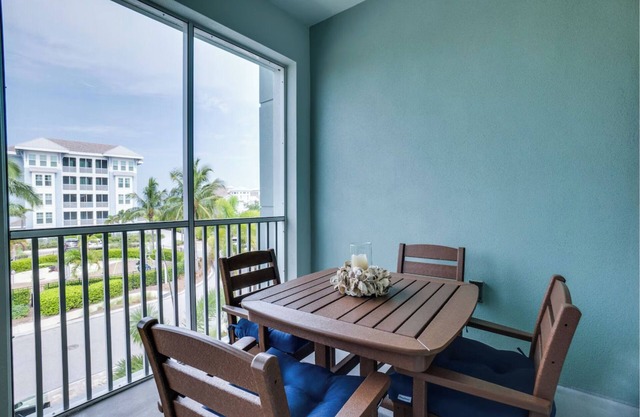 2 Bedroom Luxury Condo, Pool, 5 mins to Beach