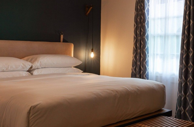 2 Bedroom Luxury Suite: Downtown Nashville w/Full Kitchen & Living