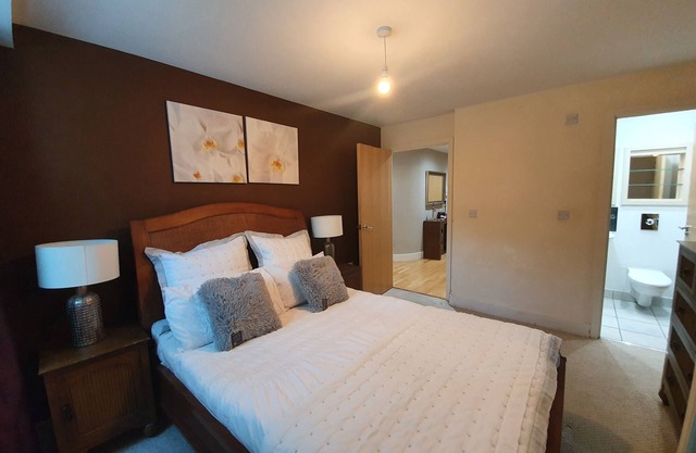 2 bedroom luxury waterfront apartment in Canary Wharf, London E14