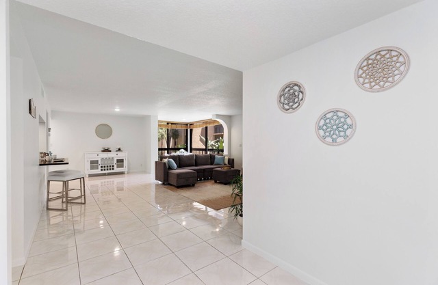 2-bedroom modern apt w/king bed & pool, 10 min. to the beach!