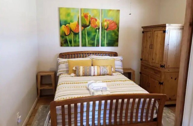 2 bedroom~ mountain views~close to town and wineries