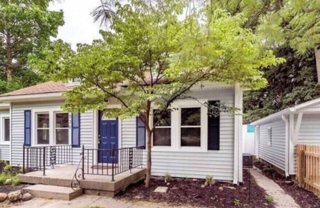2 bedroom near Broadripple. 15 minutes from Downtown