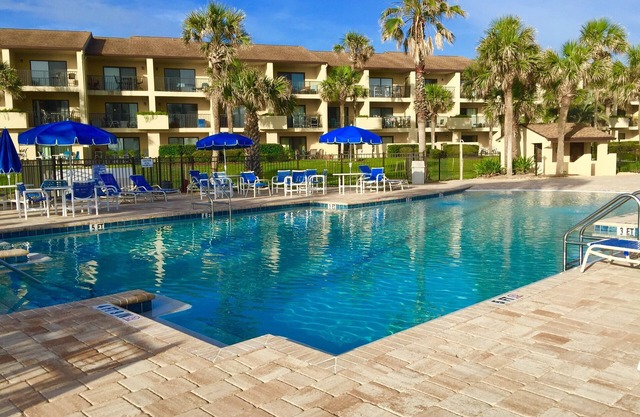2 Bedroom Ocean View Condo, walk to restaurants/bars, 2 pools on premises