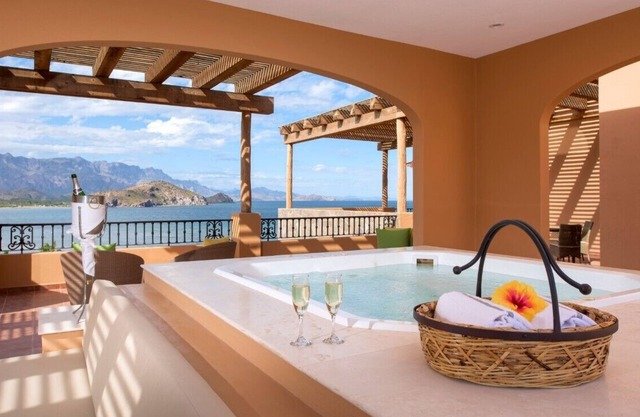 2-bedroom penthouse on Danzantes Bay. Baja. TPC Golf Course. Fishing Dream!n