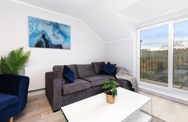 2 Bedroom Penthouse with parking High Wycombe Apt.03