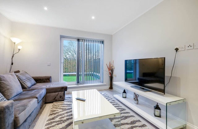 2 Bedroom Penthouse With Parking High Wycombe Apt. 01