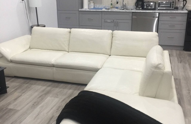 2 bedroom, pet friendly apartment ,close to the ocean