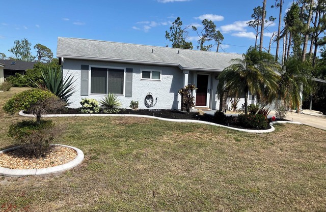 2 bedroom pool house Port Charlotte. Close to shopping.n