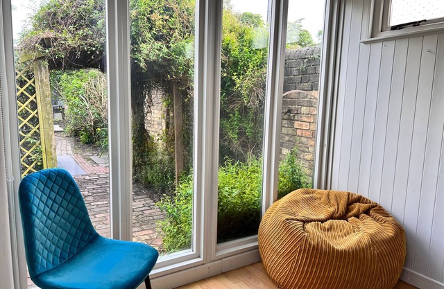 2 bedroom Quirky House in Cambridge with garden and parking