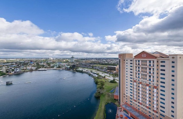 2 Bedroom Resort Condo at Highrise Walking distance to UNIVERSAL