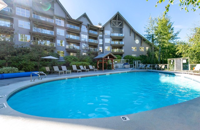 2 Bedroom, Ski In Out, Heated Pool & 3 Hot Tubs at The Aspens!
