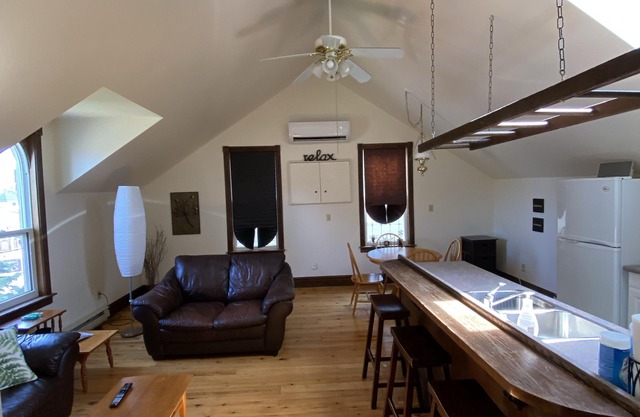 2 Bedroom, Southampton Apartment Near Beach & Downtown