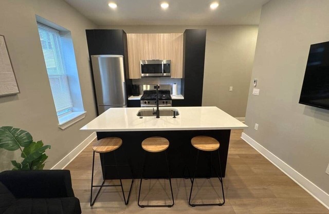 2 bedroom ,Steps to beach & boardwalk a4