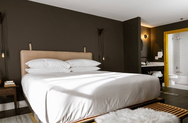 2 Bedroom Suite: Downtown Nashville, Full Kitchen & Living Room