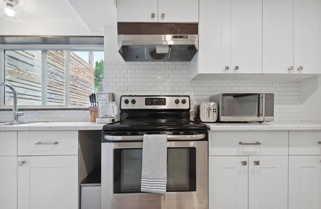 2 Bedroom suite with hot tub! Minutes to local attractions, trails and dining