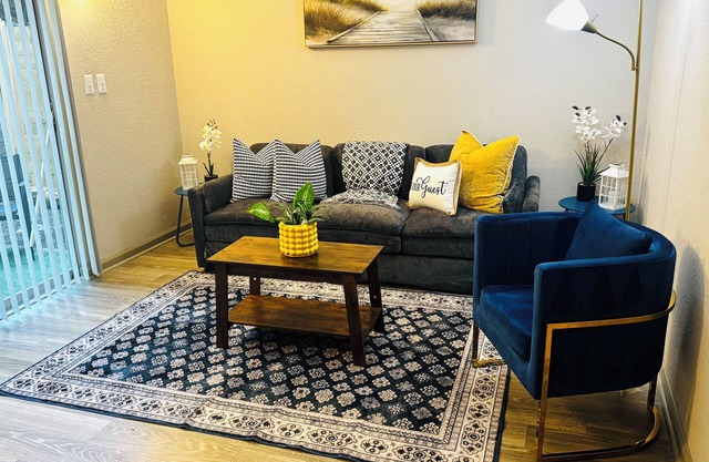 2-bedroom townhome in charming Smyrna with AC, WIFI , 4 min to Braves