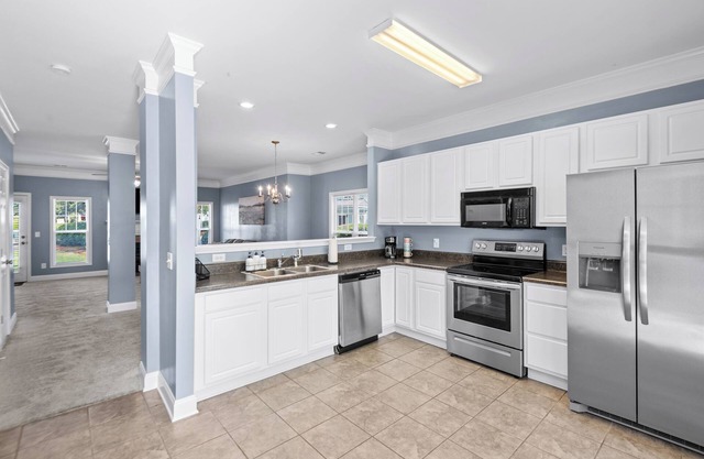 2 bedroom townhome with all new furnishings. Close to downtown, USC, hospitals