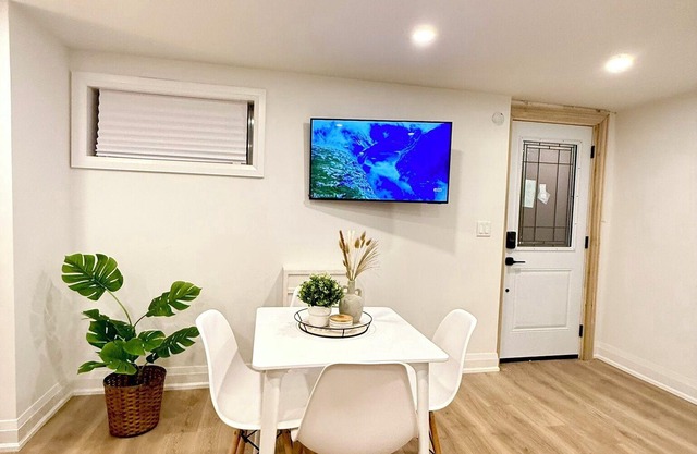 2 Bedroom Trinity Bellwoods Downtown