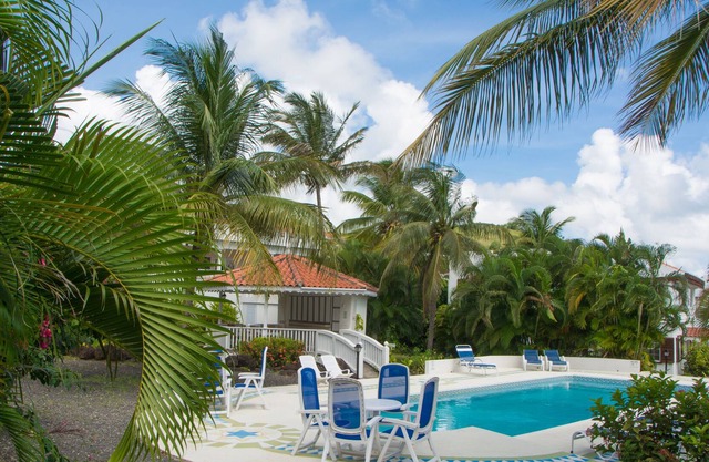 2 bedroom villa with semi private pool in the garden, 5 mins from the beach