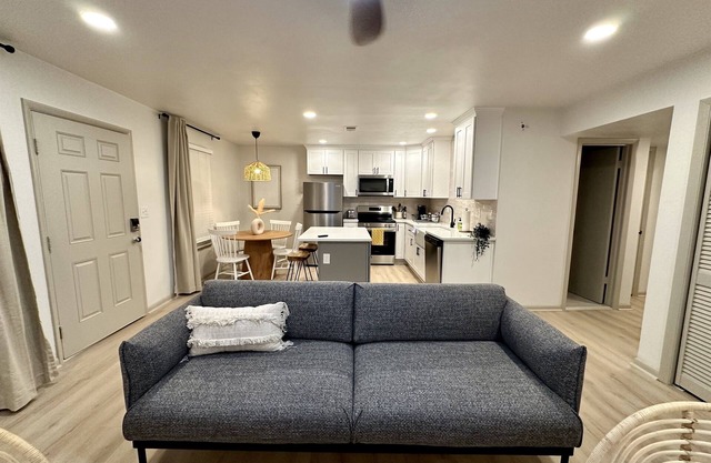 2 Bedroom w/King Beds walks to beach - top floor