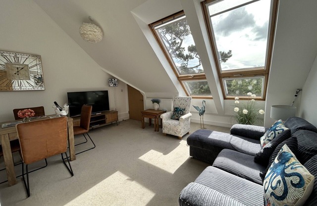 2 bedroomed duplex apartment in a quiet and convenient attractive setting.n