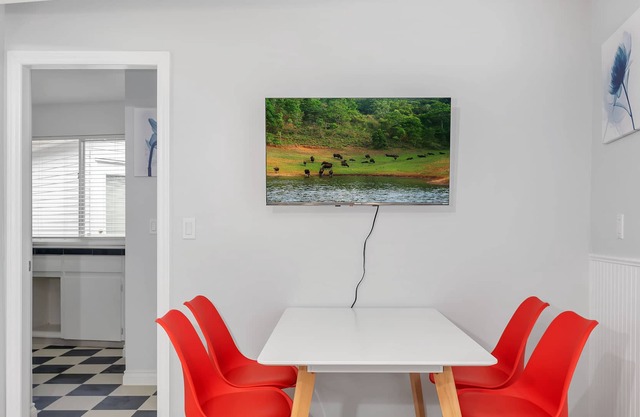 2 Bedrooms/2 Bathrooms w/ private indoor/outdoor parking
