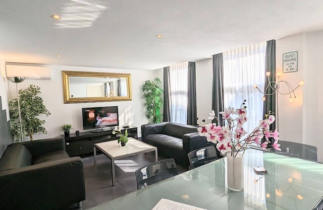 2 Bedrooms Apartment with Balcony in Amsterdam Center